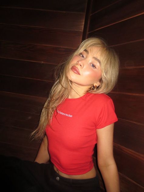 sabrina carpenter Sabrina Carpenter Merch, Sabrina Carpenter Style, Sabrina Carpenter Outfits, Gold Dust, Sendai, Celebrity Art, Celebrity Look, Fav Celebs, Sabrina Carpenter