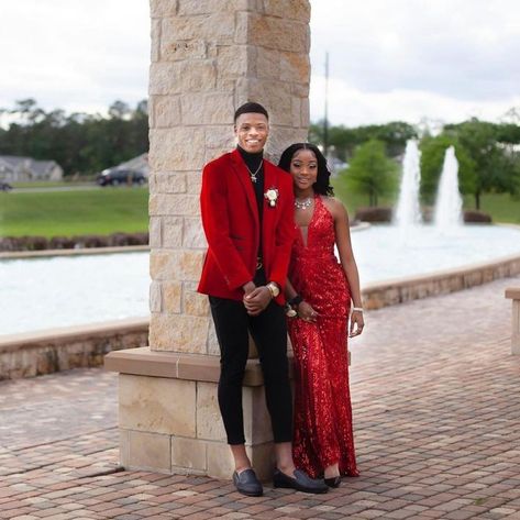 Red Tux Prom, Prom Matching Couples, Prom Matching Couples Outfits, Red Prom Couple, Prom Black Couples, Prom Outfits For Couples, Couple Outfits Engagement, Outfits Engagement Photos, Prom Couples Outfits