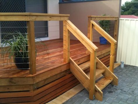 Outdoor deck stairs to finish your project - quinju.com Exterior Stair Railing, Deck Stair Railing, Outdoor Handrail, Outdoor Stair Railing, Porch Stairs, Tiered Deck, Deck Railing Design, Deck Steps, Building Stairs