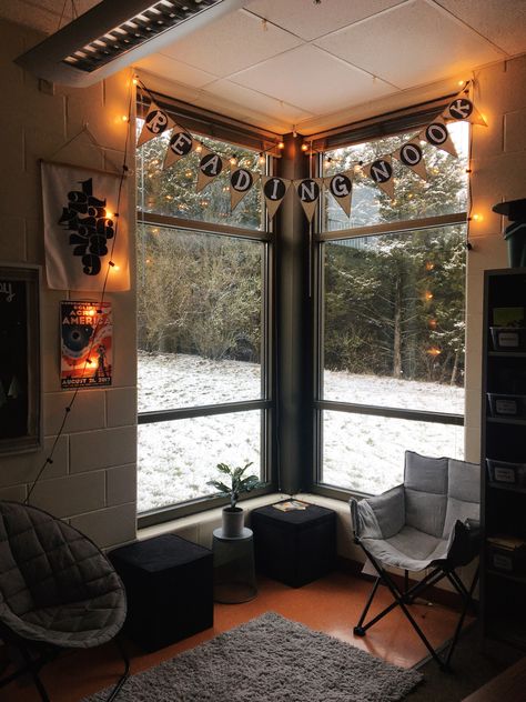 Cozy reading corner for 5th grade! Indie Classroom Decor, Aesthetic Classroom Design, Reading Corner Classroom High School, Cozy English Classroom, Cozy Classroom Reading Corner, Cozy Classroom Library Ideas, Cozy School Office, Classroom Decor Cozy, Reading Corner Classroom Middle School