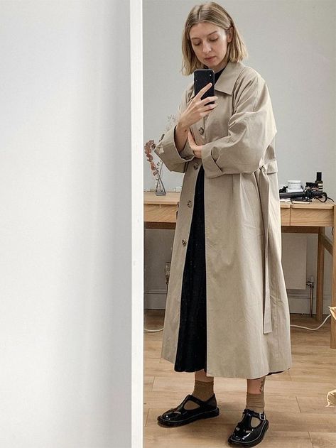 5 Trench-Coat Outfit Ideas You Can Always Rely On Burberry Socks, Trench Coat Outfit Ideas, Outfit Trench, Coat Outfit Ideas, Brittany Bathgate, Leather Blazer Women, Long Winter Coats Women, Outfit Ideas For Spring, Trench Coat Outfit