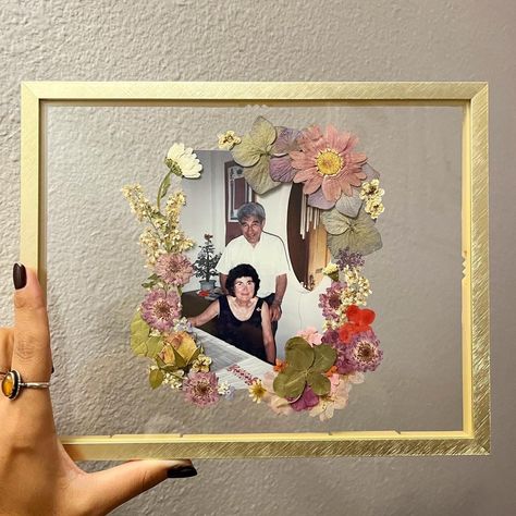 Personalized Floating Frame for Photo and Pressed Flower Photo Framing Ideas, Photo Frame Ideas, Frame For Photo, Frame Inspiration, Framing Ideas, Pressed Flower Crafts, Dekor Diy, Pressed Flower Art, Arte Inspo