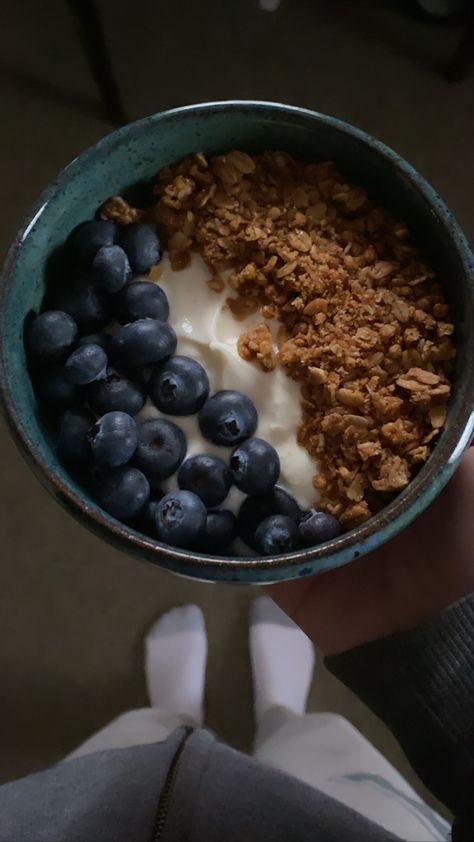 Granola bowl // blueberry granols // vanilla greek yogurt // early morning breakfast // yogurt and granola // Image Owned by the Untamed Optimist Greek Yogurt Bowl Aesthetic, Greek Yogurt Granola Bowl, Vanilla Yogurt Bowl, Granola With Yogurt, Granola Bowl Breakfast, Yoghurt Bowl Aesthetic, Granola Breakfast Ideas, Yogurt And Granola Breakfast, Blueberry Yogurt Bowl