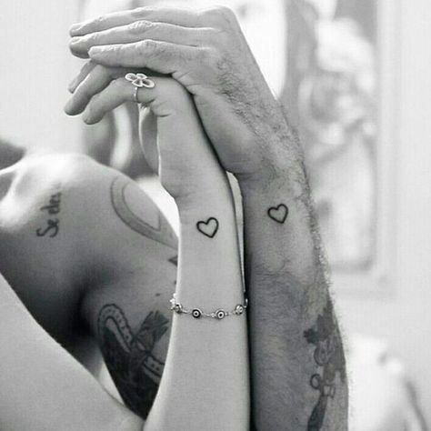 Idée de tatouage à faire en couple : les coeurs #tatouage #tatoo #couple #love #amour #saintvalentin Tattoo Couple Discret, Simple Couples Tattoos, Partner Tattoos, Cute Couple Tattoos, Couple Heart, Small Heart Tattoos, Tato Henna, Couple Tattoos Unique, Libra Tattoo