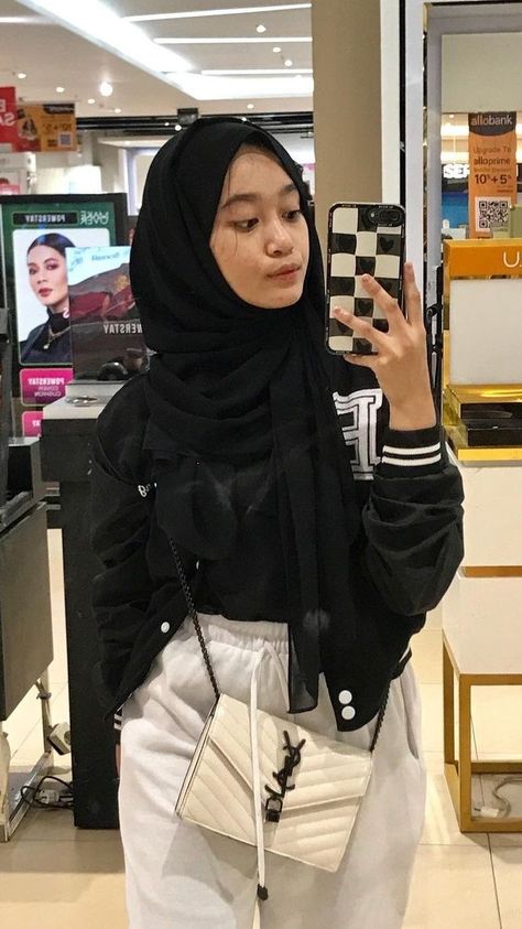 Outfit Celana Joger Hijab, Outfit Jogger Hijab, Otdd Outfit Style Hijab, Ootd Jogger, Ootd Korean Style Hijab, Black Hijabi Girl, Outfit Jogger, Ootd Hijab Casual Simple, Outfit Hijab Ideas