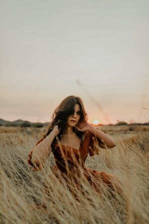 woman-sitting-in-tall-grass Y’all Grass Photoshoot, Wheat Grass Photoshoot, Dry Grass Photoshoot, Tall Grass Senior Pictures, High Grass Photoshoot, Stool In Field Photoshoot, Long Grass Photoshoot, Grassland Photoshoot, Grass Photoshoot Ideas