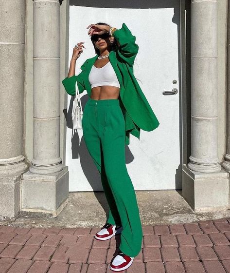 Statement Art, Instagram Style, Green Outfit, The Minimalist, Minimalist Lifestyle, Green Pants, Colourful Outfits, Fashion Mode, Looks Style