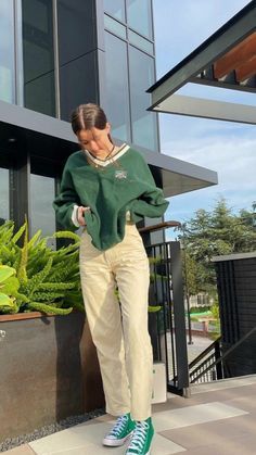 Looks Pinterest, Cream Pants, Foto Tips, Tomboy Style Outfits, Swaggy Outfits, Streetwear Fashion Women, Tomboy Fashion, Indie Outfits, Streetwear Outfit