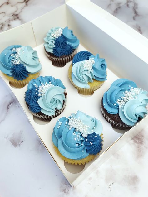 Blue Vanilla Cupcakes, Ocean Themed Cupcakes, Blue And White Cupcakes, Jojo Cake, Cupcakes For Baby Shower, Decorative Cupcakes, Ocean Cupcakes, Fancy Birthday Cakes, Pearl Cupcakes