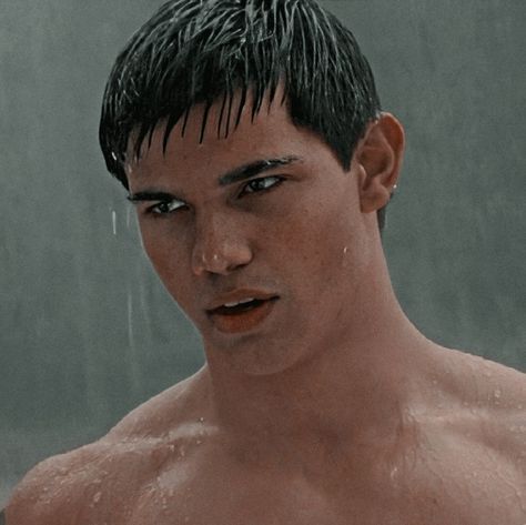 twilight new moon jacob black icon aesthetic jake bella swan edward werewolf Jake From Twilight, Jacob Twilight Aesthetic, Twilight Icons Aesthetic, New Moon Aesthetic Twilight, Jake Twilight, Jacob Black New Moon, Twilight New Moon Aesthetic, Jacob Black Aesthetic, Taylor Lautner Shirtless