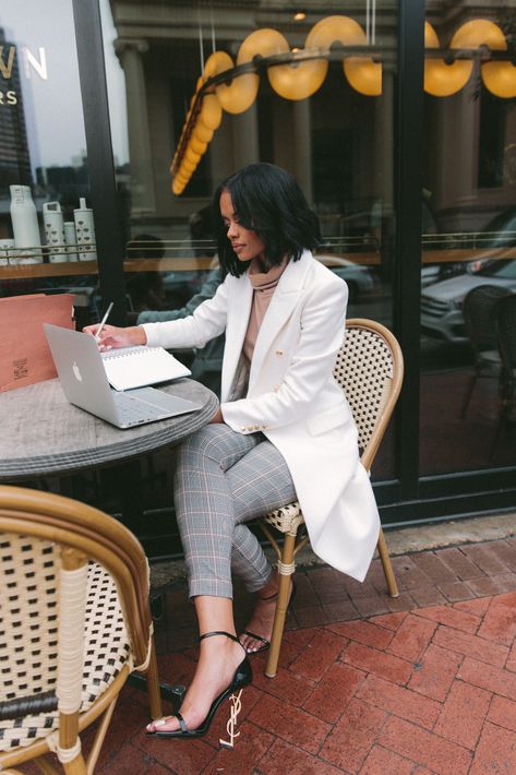 Woman Job Aesthetic, Bossy Women Outfit, Casual Work Photoshoot, Office Wear Photoshoot Women, Dream Life Business Woman, Ceo Female Fashion, Business Aesthetic Woman Black, Working Boss Lady, Female Lawyer Photoshoot