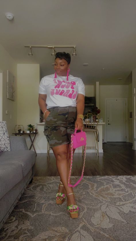 Camo Pants With Pink Top, Camoflauge Shorts Outfit, Outfits With Camo Shorts, Camouflage Shorts Outfit Women, Camo Shorts Outfit Black Women, Camo Shorts Outfit Women, Pink And Camo Outfit, Camo Shorts Outfit, Cargo Shorts Outfits Women