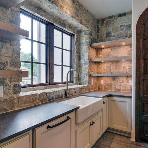 Natural Rock Stone Backsplash Ideas With Rustic Look #kitchenbacksplashes Stone Backsplash Ideas, Rock Backsplash, Rustic Kitchen Backsplash, Natural Stone Backsplash, Stone Backsplash Kitchen, Backsplash Design, Farmhouse Backsplash, Casa Loft, Beadboard Backsplash