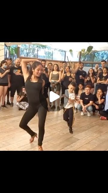 Salsa Dance Moves, How To Dance Bachata, Kizomba Steps, Bachata Dance Couple, Salsa Danse, Salsa Dancing Steps, Salsa Dance Video, Salsa Baile, Latino Dance