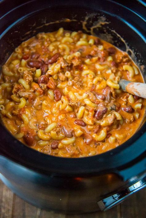 Slow Cooker Chili Mac Beef Recepies, Slow Cooker Chili Mac, Slow Cooker Chili Recipe, Chili Mac, Chili Recipe Easy, Fit Foodie, Crockpot Recipes Beef, Venison Recipes, Slow Cooker Chili