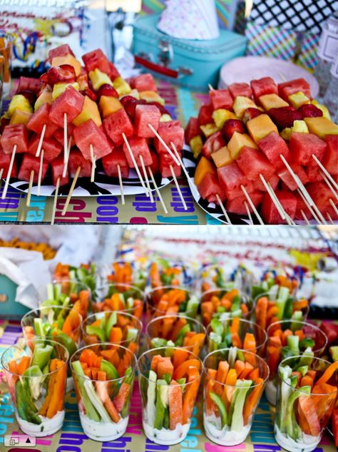 cookout! Love this idea of the fruit skewers and veggie cups with ranch dip on bottom Summer Finger Food Ideas, Bbq Food Ideas Party Appetizers, Grad Party Snack Ideas, Birthday Party Fingerfood Ideas, Birthday Bbq Food, Housewarming Appetizers, Cookout Food Ideas, Veggie Cups, Pool Party Food