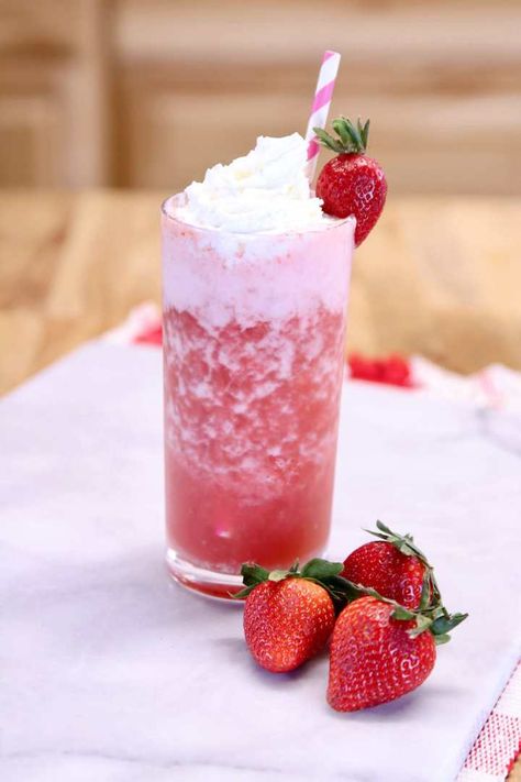 Coconut Vodka Drinks, Strawberry Fizz Cocktail, Easy Vodka Cocktails, Marshmallow Vodka, Easy Party Drinks, Vodka Cocktails Easy, Vodka Recipes Drinks, Simple Syrup Recipe, Strawberry Fizz