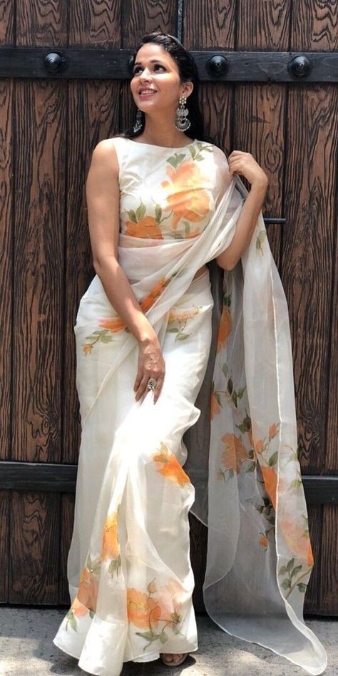 How To Look Classy In A Floral Saree | Floral Prints Sarees | Summer Prints Saree Orang India, Sarees For Girls, Saree Floral, Floral Saree, Blouse Back Neck Designs, Saree Poses, Gaun Fashion, Indian Saree Blouses Designs, Simple Sarees