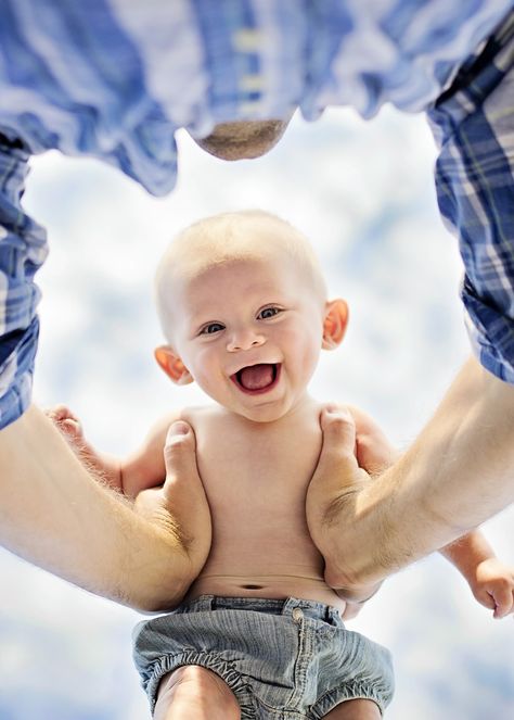 Love the idea of dad lifting baby in the air and capturing the picture from underneath.  @Amy Lyons Lyons Lyons Brooks...because this is what Bryan does :) Children Poses, Babies Pics, Photo Bb, Foto Kids, Baby Fotografie, Foto Baby, Foto Tips, Photography Contests, Baby Quotes