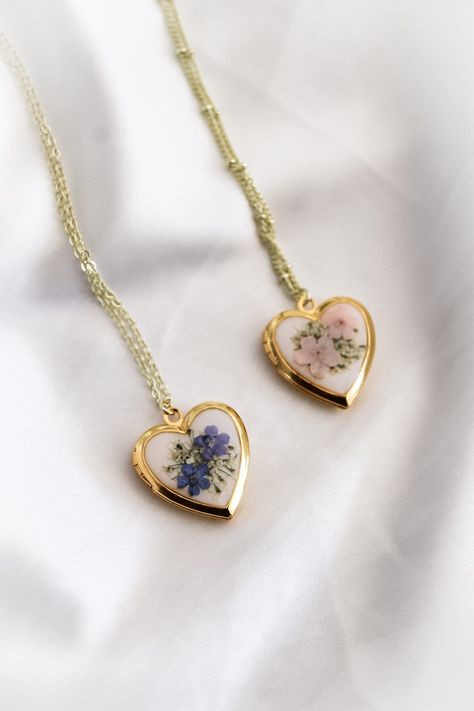 Forget-Me-Not Wildflower Photo Locket Necklace  Inner diameter: 17mm Need gift wrapping? You can do so HERE! https://emandlilyco.etsy.com/listing/1341623823 Real wildflowers frozen in time. Flowers that will never lose their bloom.  This item is handmade (with love!) using REAL dried wildflowers and is set in a white resin. Each wildflower is unique and your necklace will be a true one-of-a-kind piece. Please note that small bubbles may appear when the resin is setting - this is normal and to be Wildflower Photo, Necklace Resin, Photo Locket Necklace, Dope Jewelry, Dried Floral, Photo Locket, Funky Jewelry, Jewelry Lookbook, White Jewelry