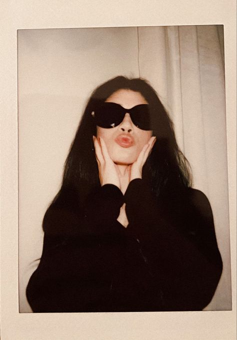 Polaroid picture inspo Polaroid Pictures Poses, Cute Polaroid Pictures Ideas, Polaroid Picture Poses, Polaroid Photoshoot Ideas, Polaroid Pics Ideas, Polaroid Aesthetic Vintage, Polaroid Idea, Polaroid Inspo Pictures, Polaroid Effect