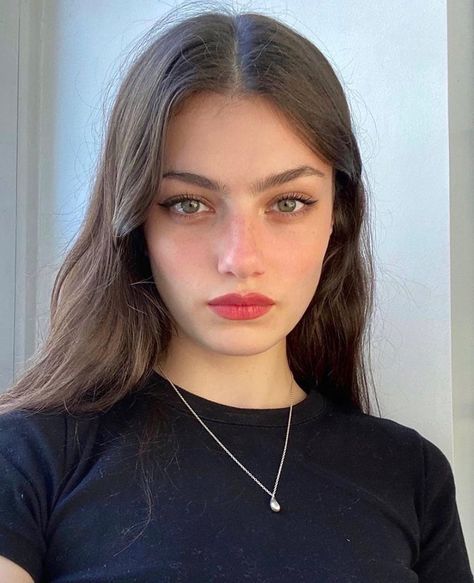 Zoia Mossour Aesthetic, French Girl Makeup, Zoia Mossour, French Makeup, Classic Makeup, French Beauty, Maquillaje Natural, French Girl, Girls Makeup