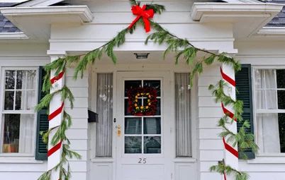 10 Decluttering Projects You Can Do in 30 Minutes or Less Column Decoration Ideas, Column Decoration, Porch Columns, Christmas Front Porch, Christmas Porch Decor, Holiday Door, Front Porch Decorating, Wallpaper Iphone Christmas, Decorating With Christmas Lights