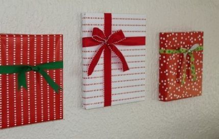 50+ DIY Christmas Wall Decor Ideas for 2019 that spells out the Christmas joy in the most appropriate way Christmas Wall Decor Diy, Christmas Present Decoration, Diy Christmas Wall, Art Presents, Diy Christmas Presents, Alternative Christmas, Office Christmas Decorations, Office Christmas, Christmas Wall Decor