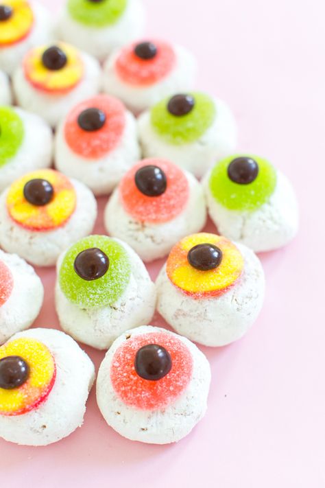 DIY Mini Monster Eyeball Donuts Halloween Snack Mix, Easy Halloween Snacks, Bolo Halloween, Halloween Donuts, Kreative Snacks, Herbst Bucket List, Powdered Donuts, Candy Eyeballs, Easy Halloween Party