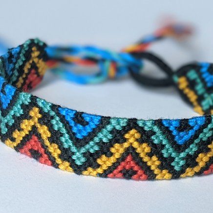 Normal pattern #47200 variation #167642 | BraceletBook Knotted Jewelry, Cute Friendship Bracelets, Macrame Bracelet Patterns, Hemp Jewelry, Bracelets Patterns, Friendship Bracelets Diy, Jewellery Handmade, Boho Patterns, Bracelet Ideas