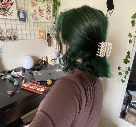 Green Hair No Bleach, Green Hair Shadow Root, Green Hair Color Short, Hair Colors Green, Green Balayage Hair, Hair Dye Ideas Blue, Pretty Green Hair, Green Wavy Hair, Hair Dye Green