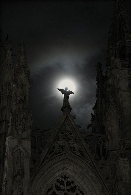 Darkcore Background, Dark Statue Aesthetic, Vampcore Aesthetic, Darkcore Wallpaper, Vampirecore Aesthetic, Dark Knight Aesthetic, Darkcore Aesthetic, Goth Architecture, Dark Core