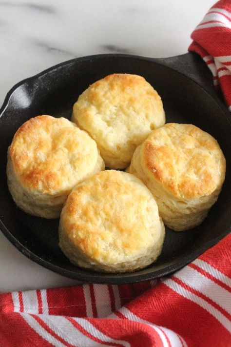 Easy Buttermilk Biscuits, Gravy Biscuits, Flaky Buttermilk Biscuits, Buttermilk Biscuits Easy, Easy Biscuit, Homemade Biscuits Recipe, Easy Biscuit Recipe, Pasta Per Pizza, Buttermilk Biscuits Recipe