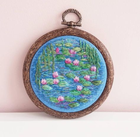 Waterlilies Monet, Embroidery Water, Claude Monet Art, Learning To Embroider, Lily Painting, Monet Art, Hand Embroidered Flowers, Embroidered Art, Brazilian Embroidery