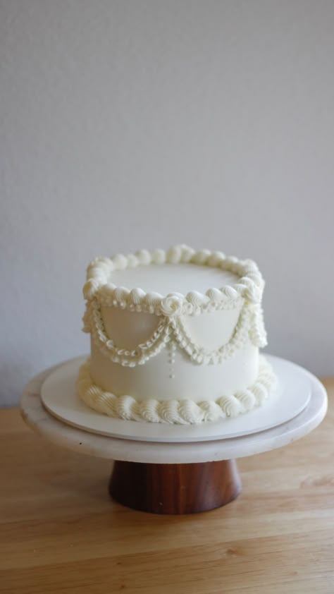 Small Round Cake Decorating Ideas, Small Vintage Cake, Simple White Cake Design, Round Vintage Cake, Simple Vintage Cake, White Rosette Cake, White Vintage Cake, California Cake, White Cake Design