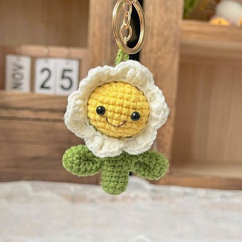 Crochet Bag Charms Key Chains, Key Ring Crochet, Key Chains Crochet, Simple Crochet Keychain, Crochet Key Ring, Crochet Charms Key Chains, Diy Crochet Flowers, Crochet Granny Square Tutorial, Crochet Keychain Pattern