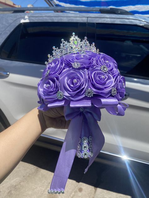 Quinceanera Flower Bouquet Purple, Lilac Quinceanera Ideas Decor, Purple Quinceanera Bouquet, Purple Quince Ramo, Purple Quince Bouquet, Purple Ramos, Purple Centerpieces Quinceanera, Ideas De 15, Lavender Sweet 16