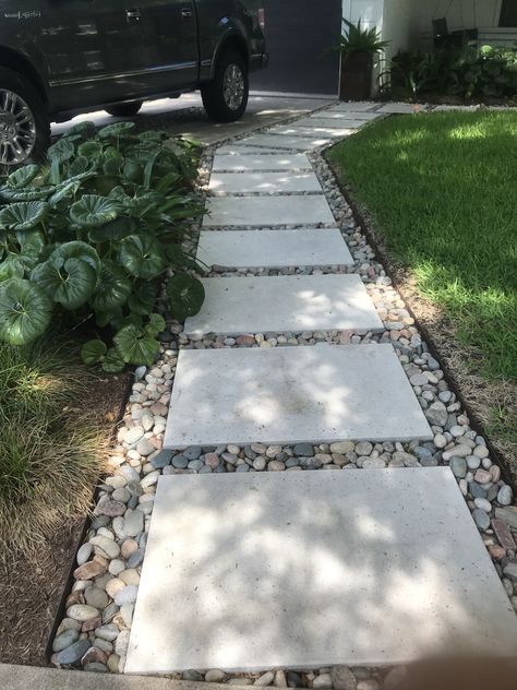 Outside Pathway Ideas Diy, Pavers And Stones Walkways, Paver Grass Walkway, Modern Xeriscape Backyard, Front Yard Landscaping Stones, Stone Path Front Yard, L Shaped Front Yard Landscaping, Landscaping Around Low Deck, Side Of House Pathway