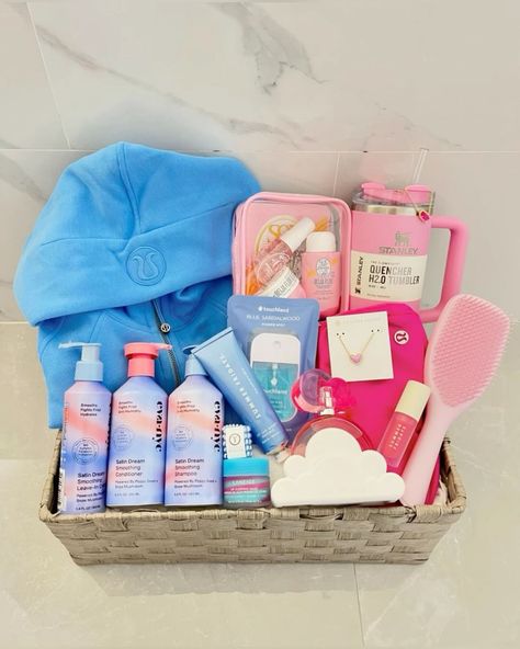 Lululemon Gift Basket Ideas, Gift Basket Preppy, Preppy Birthday Basket, Birthday Gifts Preppy, Make Your Own Gift Basket, Preppy Gift Basket, Gift Basket Ideas For Best Friend, Preppy Baskets, Birthday Gift Baskets For Best Friend