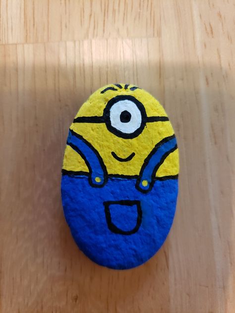 Painted Rocks Minions, Minion Stone Painting, Rock Painting Ideas Minion, Minion Rock Painting Ideas, Cute Animal Rock Painting Ideas, Rock Painting Characters, Minecraft Painted Rocks, Character Rock Painting, Cartoon Rock Painting