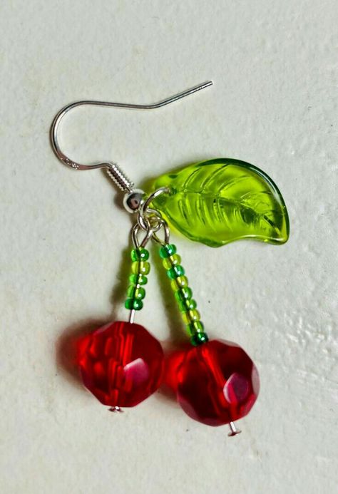 Diy Cherry Earrings, Easy To Make Earrings, Earing Ideas Beads, Dangly Earrings Diy, Cute Handmade Earrings, Hand Made Earings, Diy Jewelry Beads, Diy Bead Earrings Ideas, Cute Earrings Diy