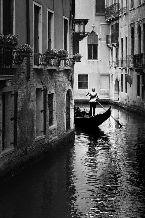 Black And White Travel Photography, Venice Italy Black And White, City In Black And White, Travel Photography Black And White, Black And White Photography City, Black And White Travel Photos, Black And White Images Aesthetic, Black And White Pictures Aesthetic, Cool Black And White Photos