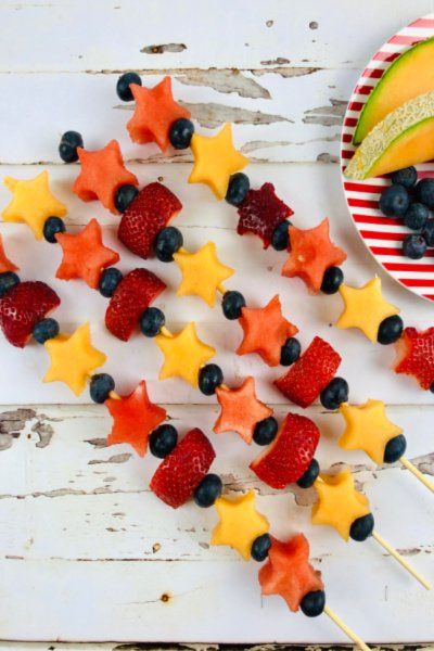 Space Fruit Kabobs, Fruit Screwers Ideas, Fruit Sticks Ideas, Fruit Screwers, Simple Fruit Dip, Rainbow Platter, Strawberry Kabobs, Fruit Kabobs Kids, Fruit Stick