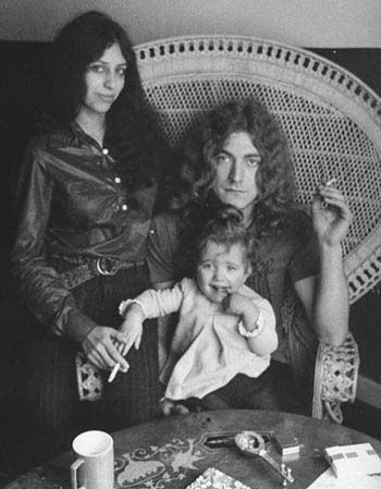 Robert and wife Maureen Wilson with daughter Carmen.  m: 1968 -1983 Maureen Wilson, Robert Plant And Jimmy Page, Robert Plant Led Zeppelin, Led Zep, John Bonham, Musica Rock, Musica Pop, I'm With The Band, Jimmy Page