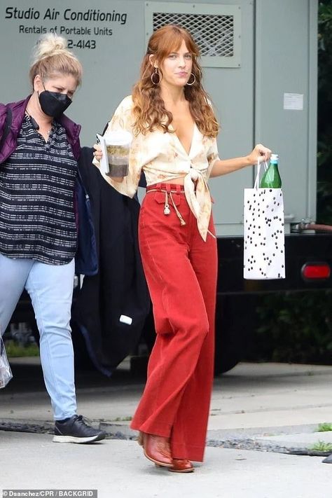 Daisy Jones & The Six Updates on Twitter: "riley on set today!… " 70s Inspired Outfits, Mode Pop, Lesbian Fashion, Riley Keough, 70s Inspired Fashion, Daisy Jones, 70s Outfits, Look Retro, Blair Waldorf