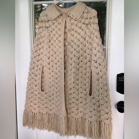 Beautiful Vintage Handmade Crochet Cape. Never Worn By Me, Bought At Vintage Store Some Years Ago And Never Found The Right Place/Outfit To Wear, Thought It Was Time To Let Go. Great Vintage Condition, No Stains Or Tears. Size Medium To Large, Fringe Sits Right Above My Knee, I’m 5’4. Dior Crochet, Bacon Cheeseball, Crochet Coat Pattern, Crochet Cape, Crochet Coat, Fun Crochet, Fun Crochet Projects, Crochet Jacket, Wool Crafts