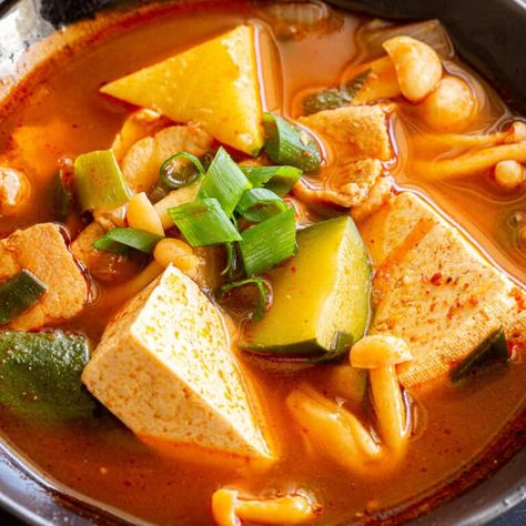 Crank up the heat with this amazing homemade gochujang jjigae. This easy Korean gochujang stew is spicy, savoury, satisfying, and on the table in just 20 minutes. Homemade Gochujang, Steamed Chicken Breast, Chocolate Coconut Slice, Tteokbokki Recipe, Spicy Korean Chicken, Bibimbap Recipe, Gochujang Chicken, Spicy Stew, Fried Spring Rolls