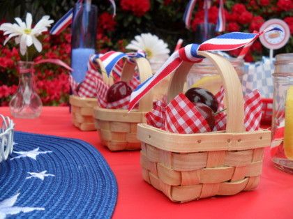 Picnic Party Favors, Candy Bar Decoracion, Disney Party Favor, Patriotic Tablescapes, Mini Baskets, Planning Party, Tootsie Rolls, Picnic Theme, Fruit Cookies