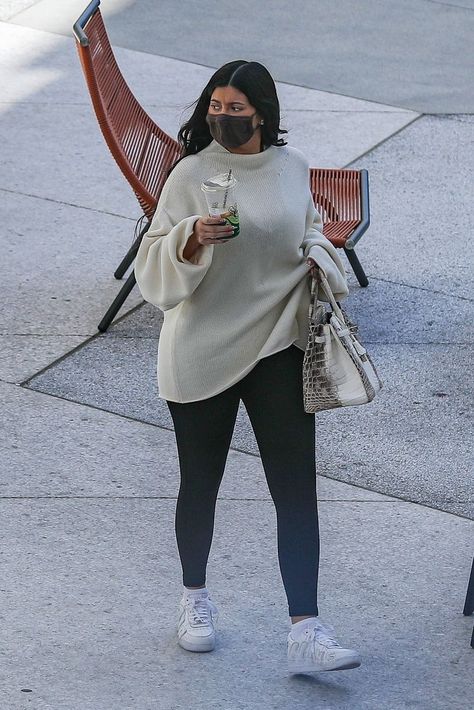 Hollywood model Kylie Jenner showed off post baby body after giving birth to son Wolf. Stormi and Kylie Jenner were seen running errands in Los Angeles' Fairfax District on Monday. Kylie wore an outsized beige sweater, however she didn't twist a cold shoulder at the chance to show off her legs. The Kylie Jenner Cosmetics organizer matching her look with form-fitting gorgeous black leggings and with stylish white sneakers. Kylie Jenner Chill Outfits, Kylie Jenner Outfits Casual, Ropa Kylie Jenner, Look Kylie Jenner, Estilo Kylie Jenner, Kylie Jenner Look, Hollywood Model, Post Baby Body, Kardashian Outfit