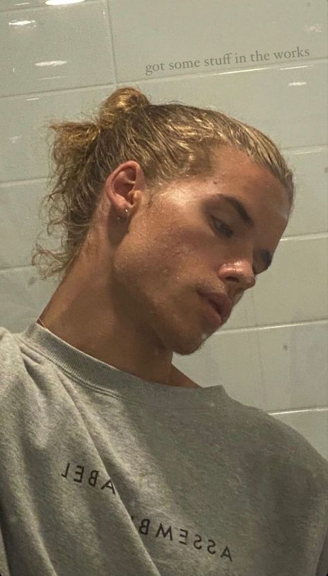 Blonde Man Bun Aesthetic, Blonde Guy With Glasses, Blonde Man Aesthetic, Blonde Guy Aesthetic, Cute Blonde Guys Aesthetic, Lucas Whitesmith, Aedion Ashryver, Blonde Bun, Tan Blonde